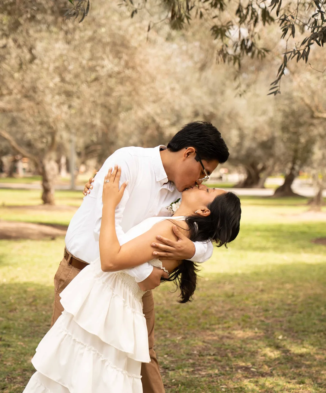 Cristian y Lilibeth, beso en el olivar